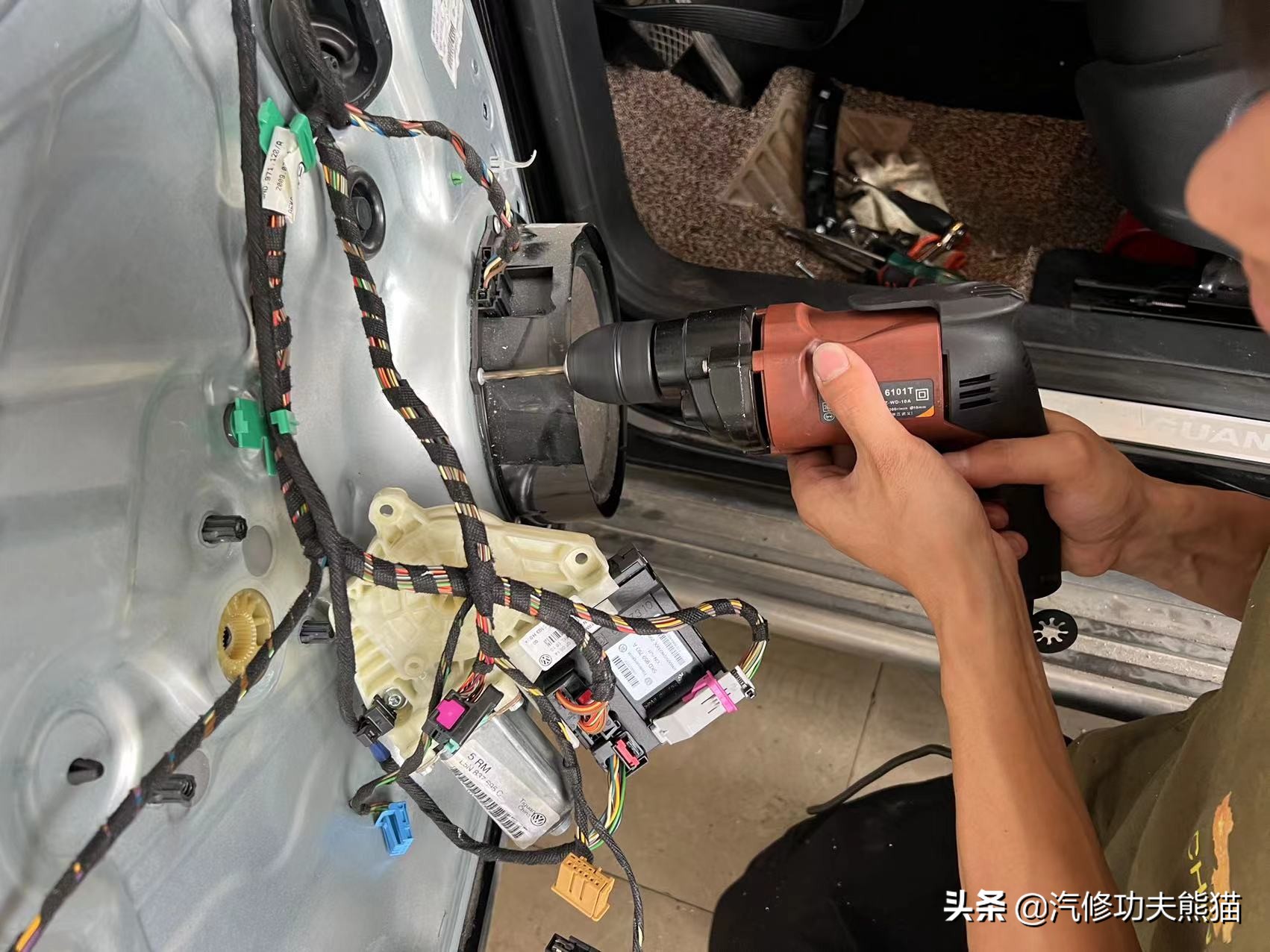 严谨的德国工人钣金修复,严谨的德国师傅修复事故车