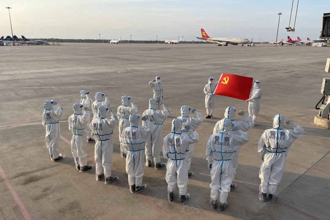 移民管理警察值守边境一线,移民管理警察雨中为群众撑伞