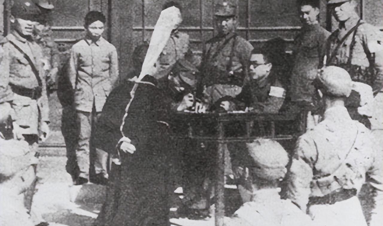 他是二号大汉奸，曾任代主席，枪决后妻子逃国外，儿子后来如何？