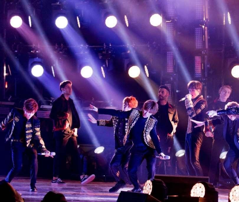 荒唐！演唱会门票炒到2W多，临开场也不降价，现场大片空位！