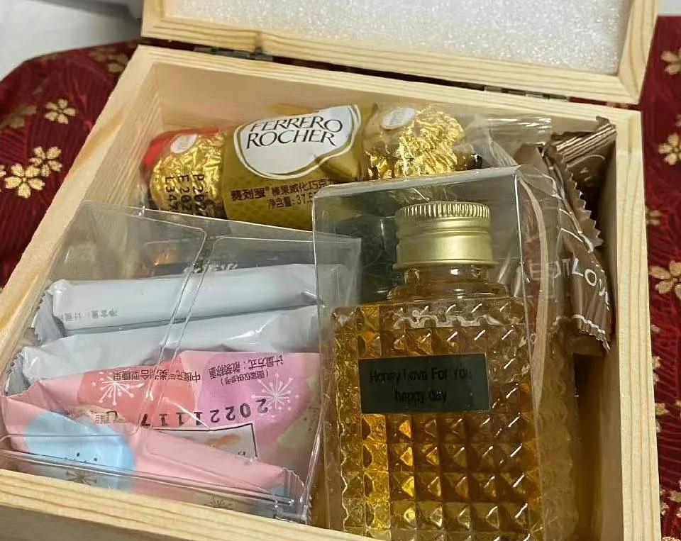 胡歌公布女儿小名，百天宴伴手礼超两千元，为喜糖礼盒扳回一局