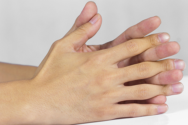 早起手指发胀握不住咋回事,早起手指发胀不能握紧是怎么回事