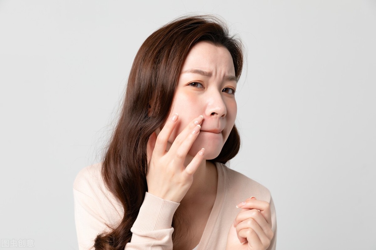 冬季皮肤干燥起痘用什么化妆品,皮肤干燥长痘什么原因导致