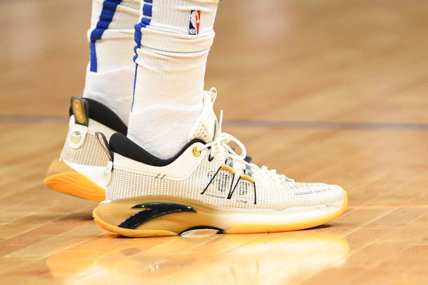 NBA球员上脚：欧文穿天价Kyrie4，中国球鞋太帅了