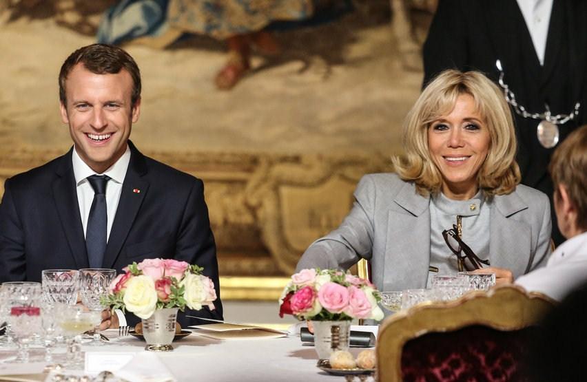 马克龙41岁照片,42岁马克龙和布丽吉特