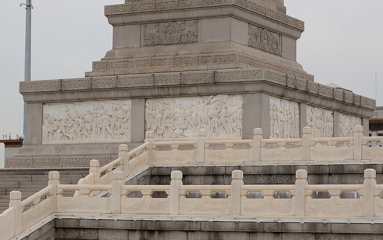 五上方寸的《五四运动》浮雕