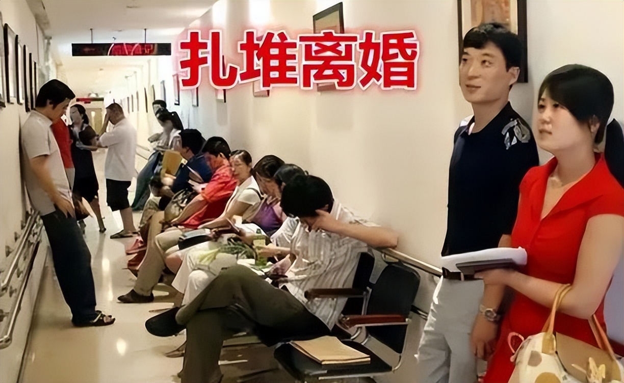 高考结束后出现“怪象”，民政局门口排起长队，女生扎堆往医院跑