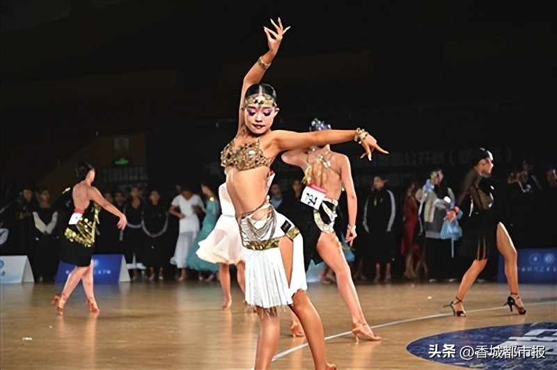 八百舞者咸宁争霸!“歌瑞亚杯”2023年湖北体育舞蹈公开赛(咸宁站)暨咸宁市第八届体育舞蹈锦标赛精彩开赛