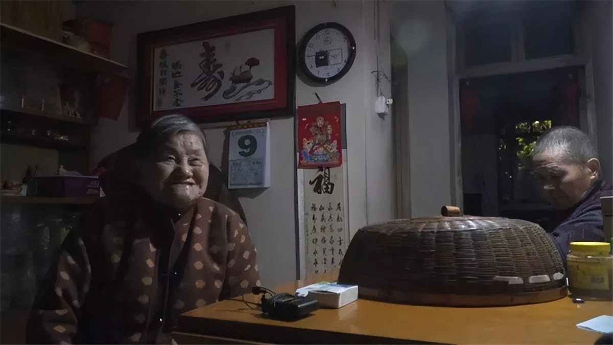 19年，一90岁老人坐在公交车上不肯走！一查是毛主席接见过的劳模