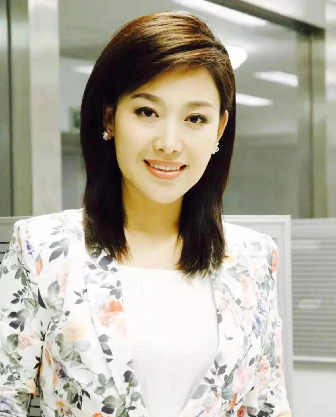 央视主播洗牌：郑丽渐入佳境，海霞即将谢幕！她俩，你更喜欢谁？