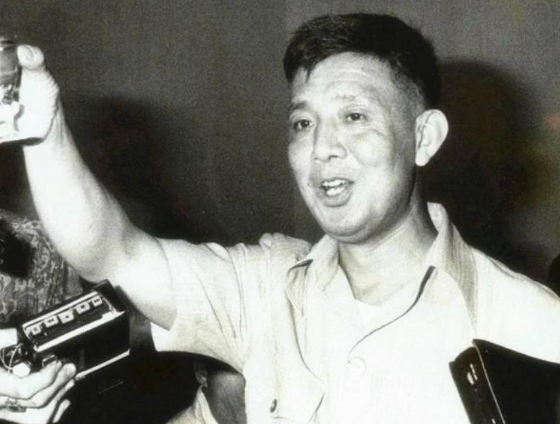 败类王学成，1983年驾驶歼5战机叛逃台湾，邓丽君亲自接风洗尘