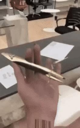 “老婆出差在宾馆给我发照片，桌子上那个是胶水吗？”哈哈哈哈