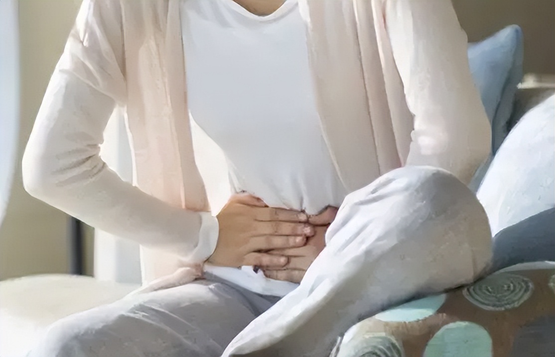 22岁少女体内有寄生虫,20岁女孩腹部有寄生虫