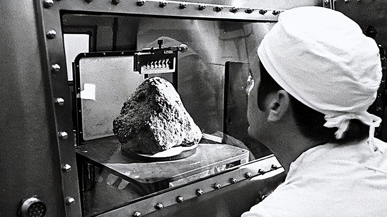 美国送的月壤是真的假的,美国给的1克月岩是赠送的吗