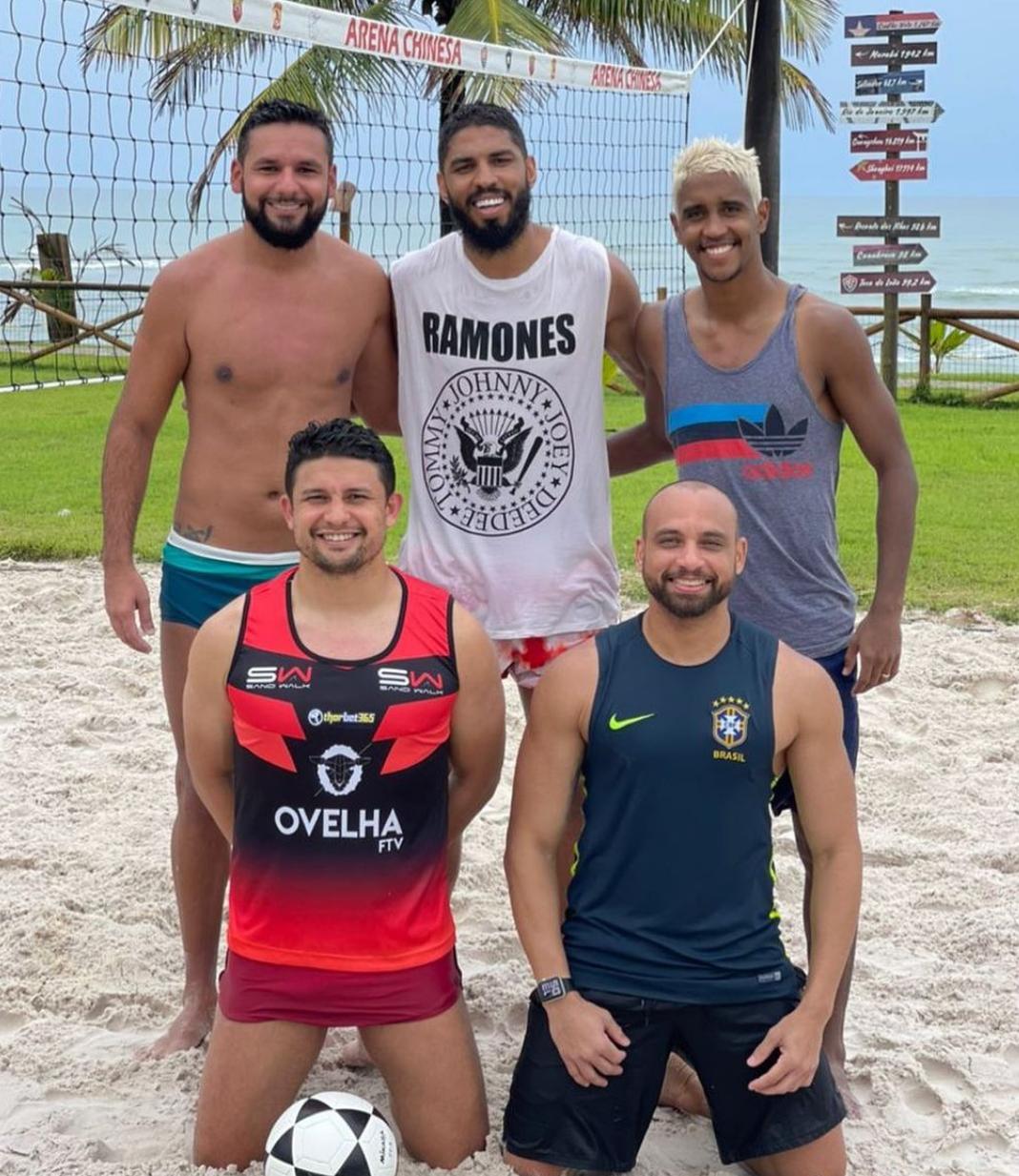 拒绝休假，国足主力天天晒踢沙滩足球！球迷安心，艾克森不会发胖