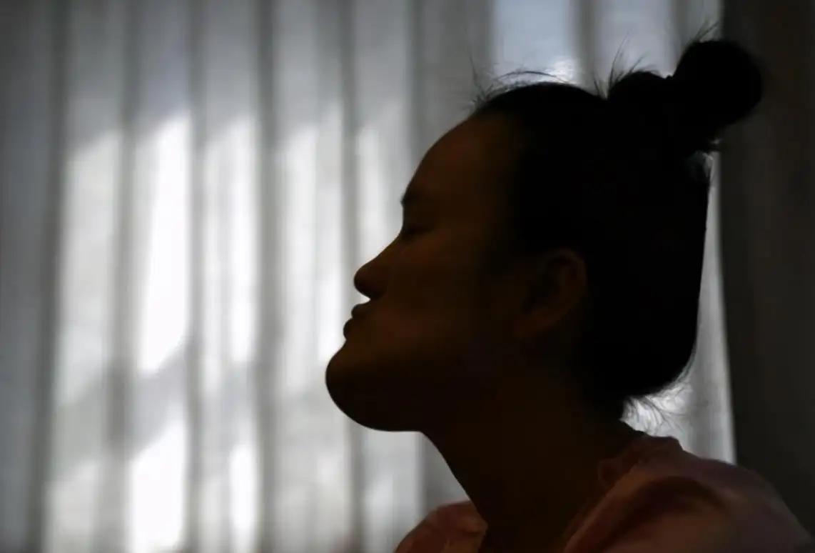 辽宁歪脸女孩，父母双亡，她整容变美女，拒百万年薪，只想当老师