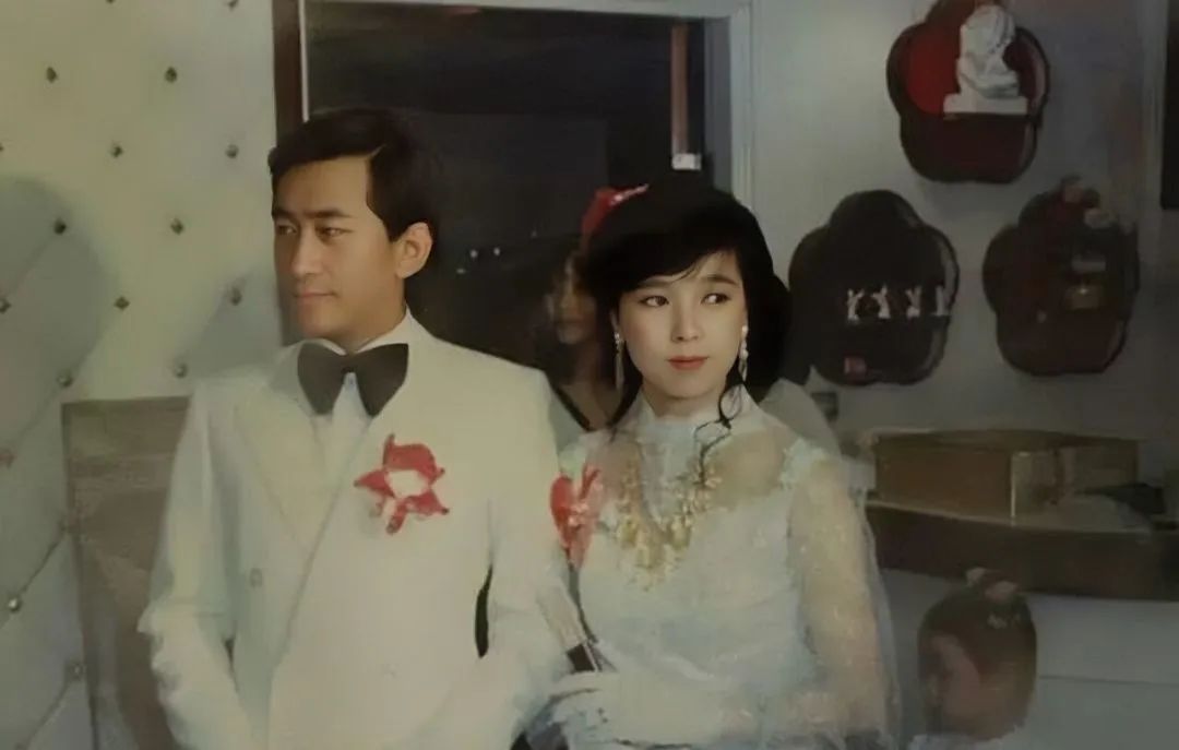 比汪小菲还疯的百亿富婆，5段婚姻历经*养包**、家暴后竟然不疯了？