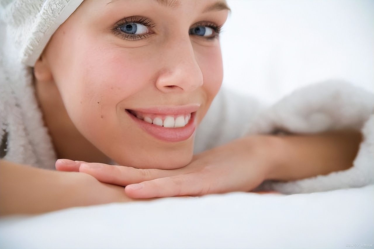 男性背部长了很多红色的点,男性后背长了褐色点点怎么回事