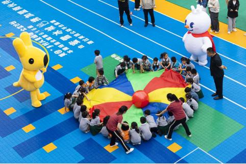 美团“乡村儿童操场”落地兰考蜜雪冰城助力乡村儿童奔跑