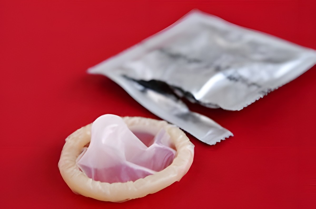 为什么安全套上有一层油？不小心沾嘴上会危害身体吗？一文了解