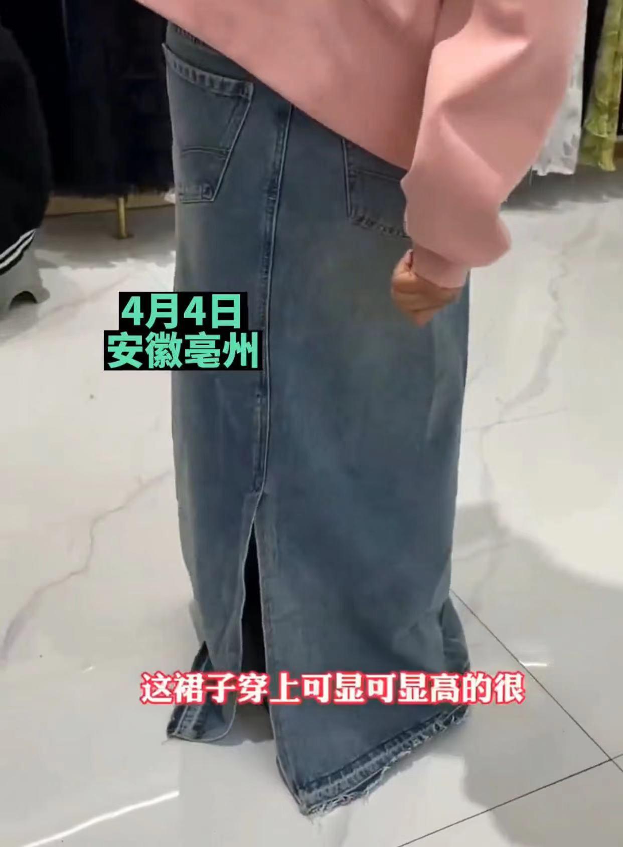 女子买高档衣服拍照 (大妈买衣服被店员一个劲猛夸好看)