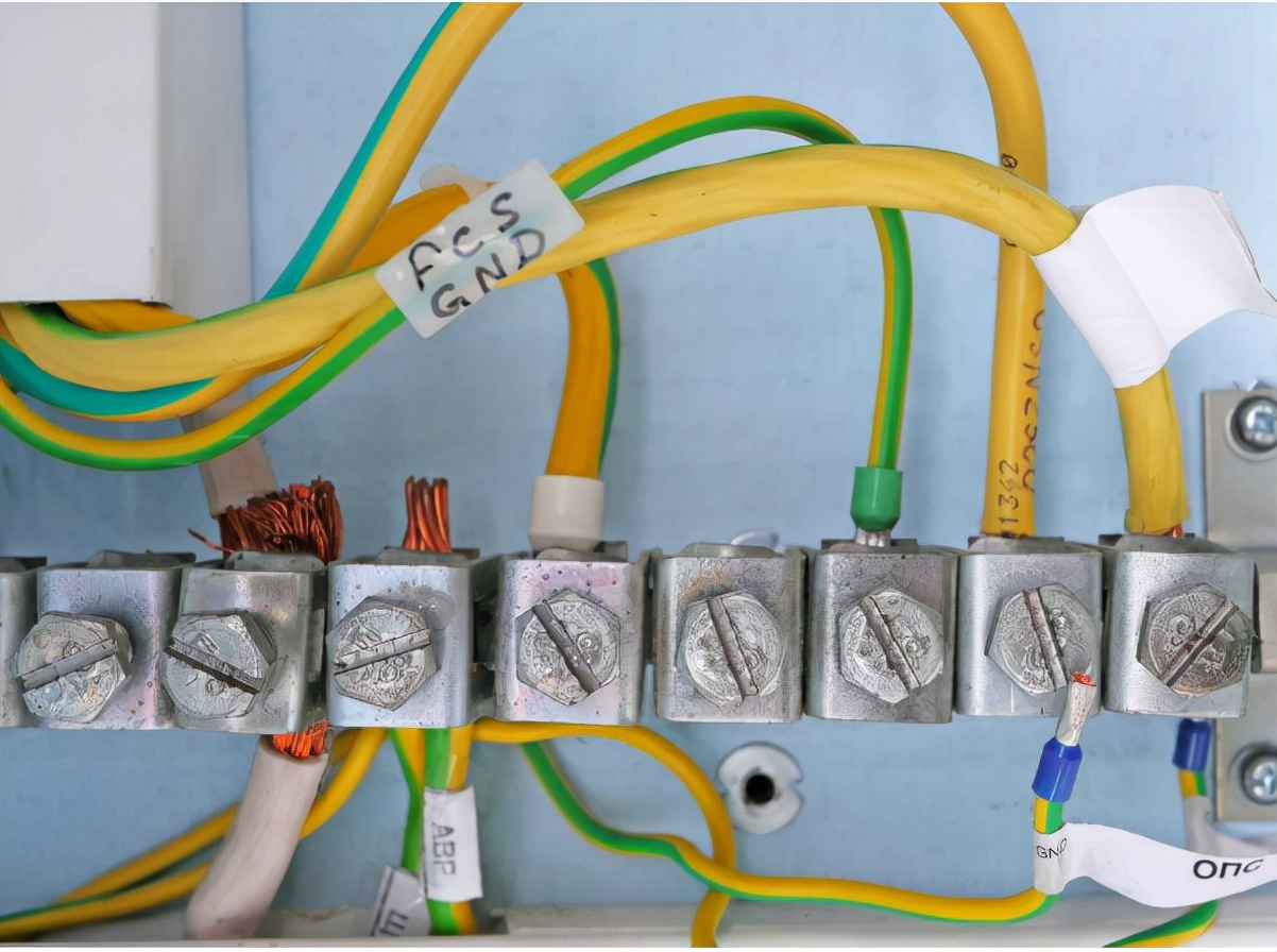 地线排端子能接两条地线吗,家里的地线能接供电线上的地线吗