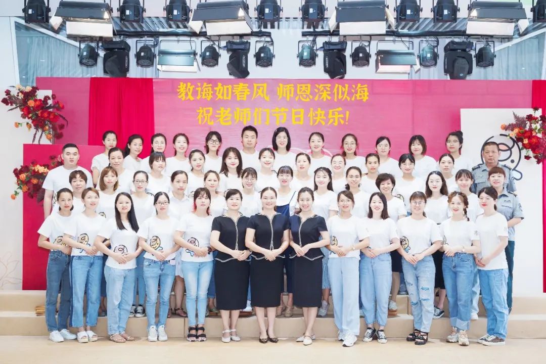 我们的学校充满了爱和温馨,我们的校园洒满金色的阳光