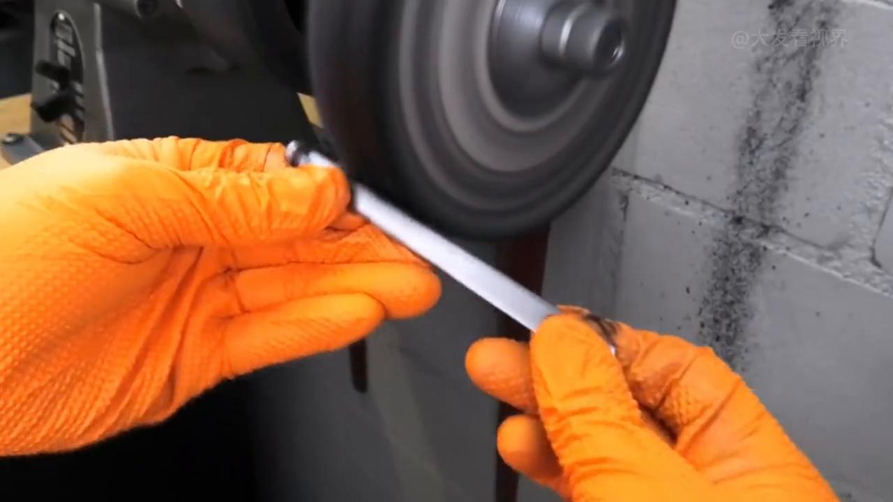 小哥发现一把古老手枪,小哥在野外发现重武器