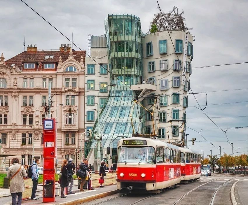 解构主义弗兰克盖里,美国建筑师弗兰克盖里的建筑风格