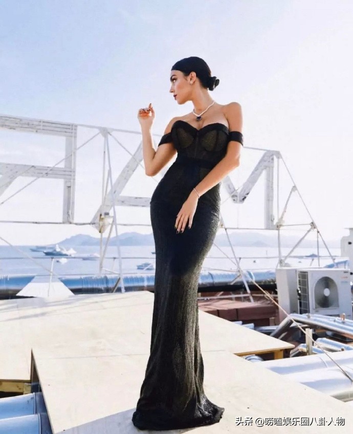 梅西和老婆同框大秀,梅西老婆手拿战靴