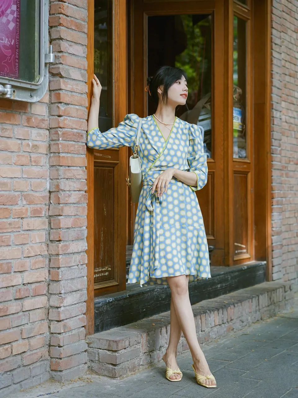 今年流行的连衣裙让你穿出女神范,穿春款连衣裙适合穿啥裤子