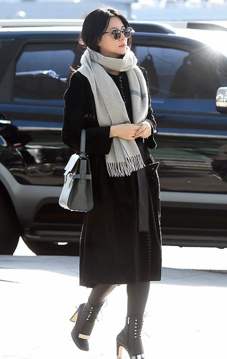 李英爱大衣穿搭街拍,李英爱年轻时穿搭基础款