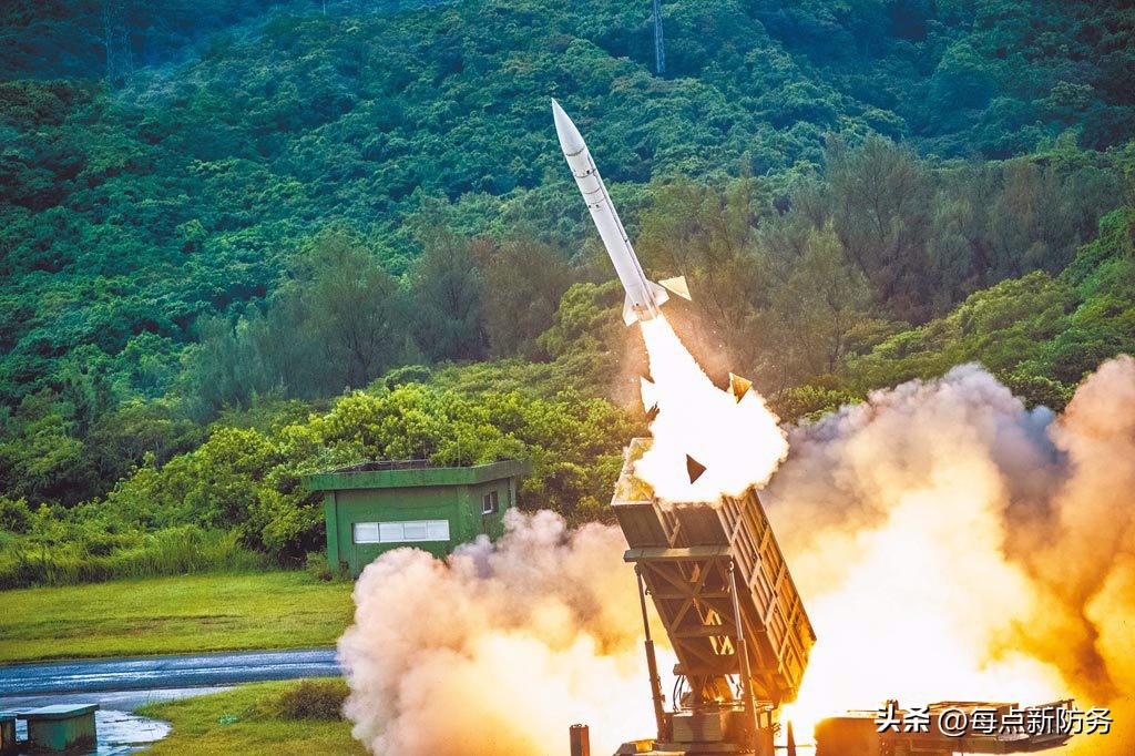 解放军军机首次绕岛巡航,解放军战机今年首度夜间巡岛