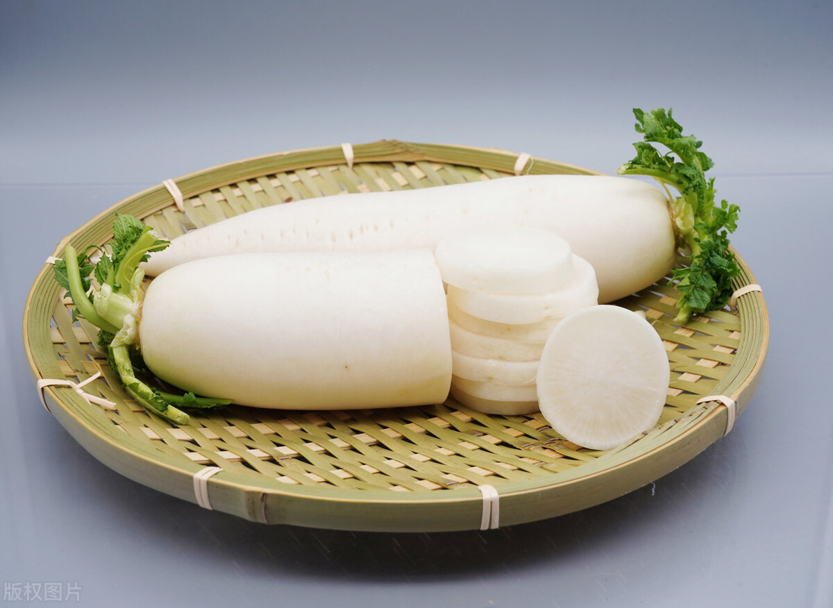 英国遭遇食物短缺，多地货架空空，环境大臣号召市民“多吃萝卜”