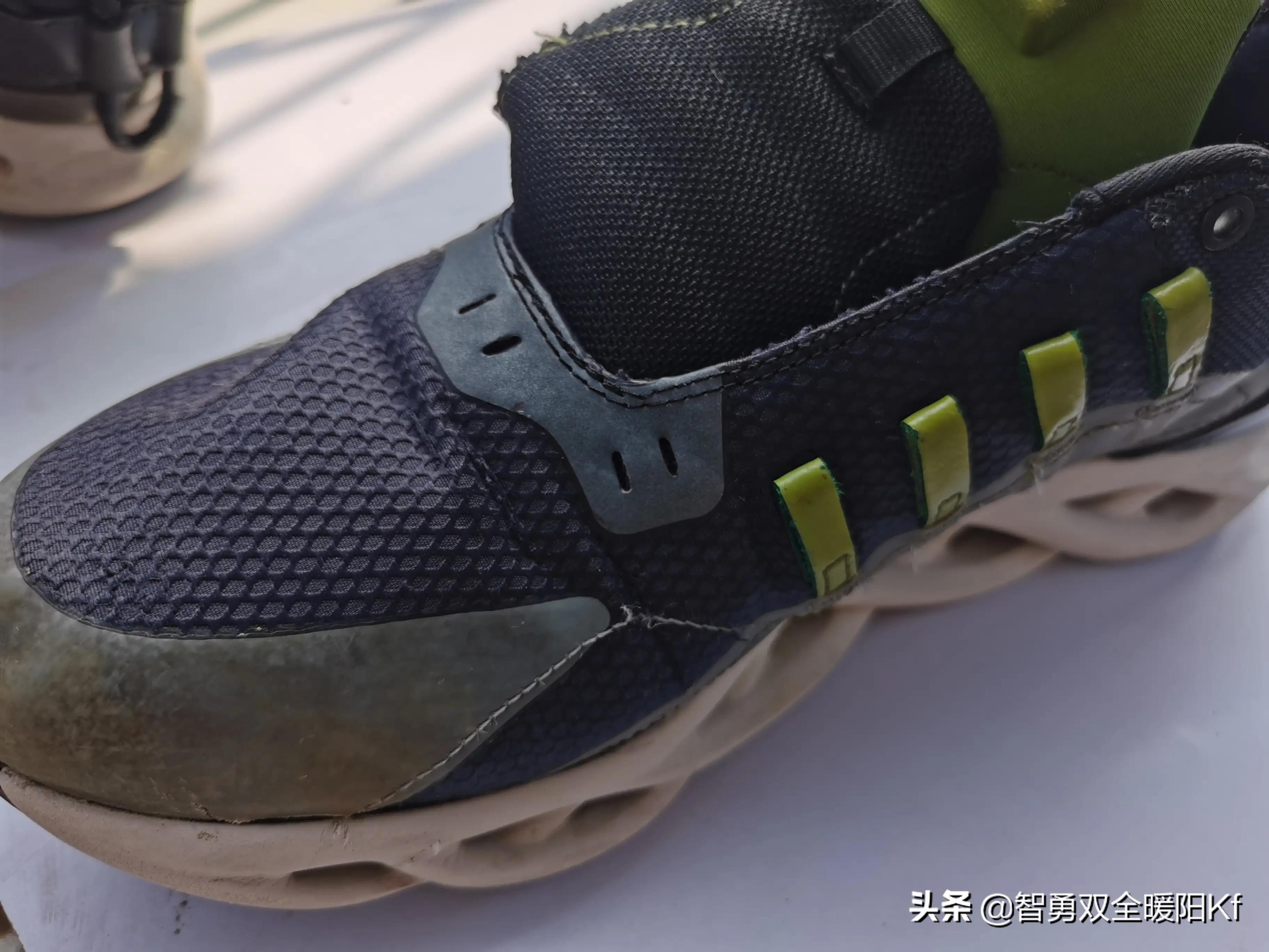 李宁和李宁young的区别,李宁贴地飞行还是李宁战戟好