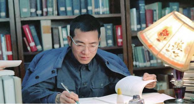 陈景润40岁誉满全球，47岁娶小18岁女军医，唯一的儿子成就如何