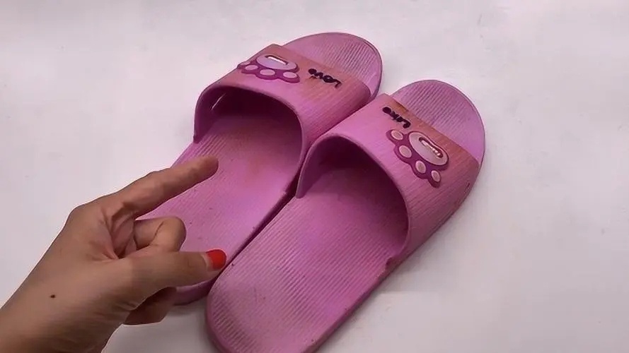 拖鞋穿久了“又黑又黄”不好洗？教你妙招，不用手刷，跟新一样