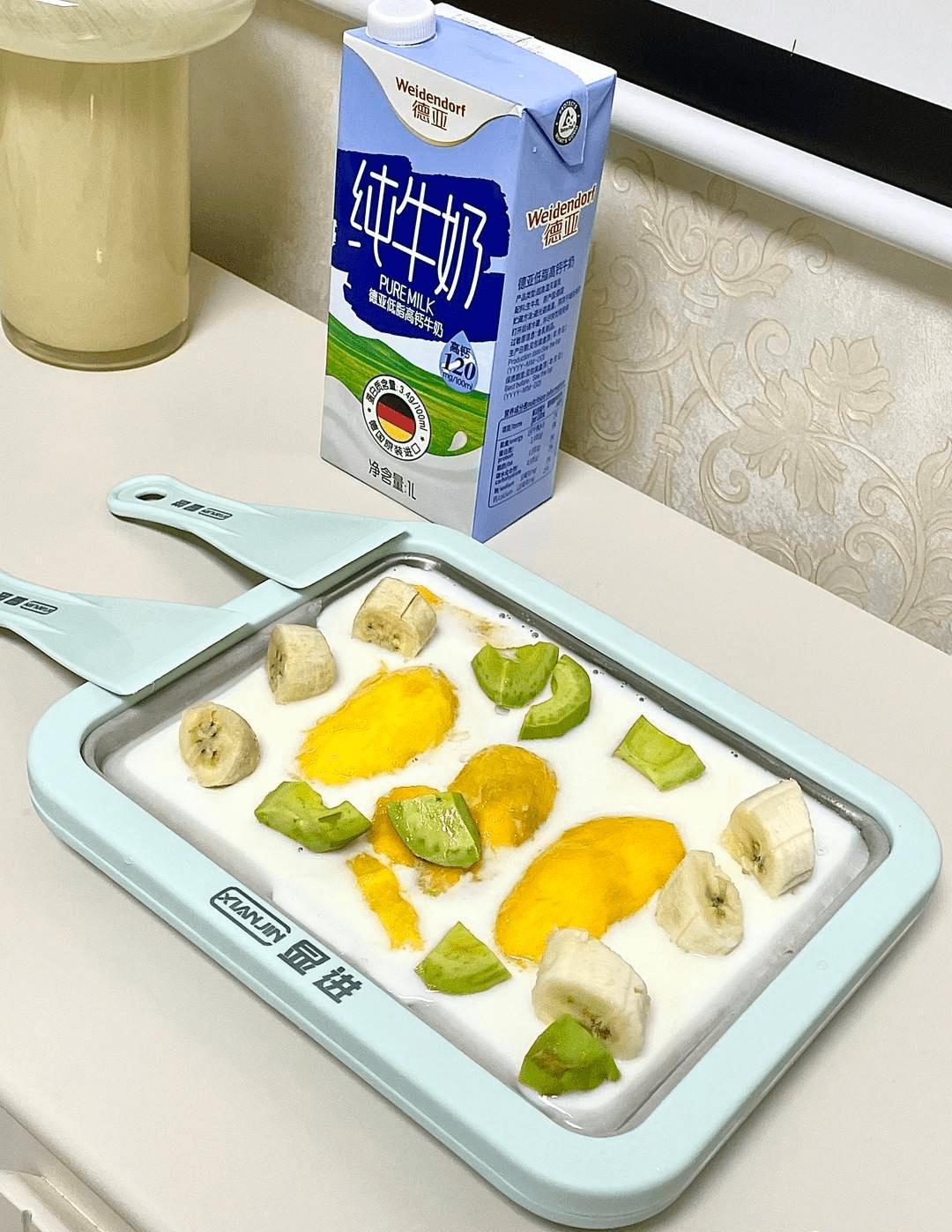 在家就可以体验炒冰的快乐,水果炒冰技术