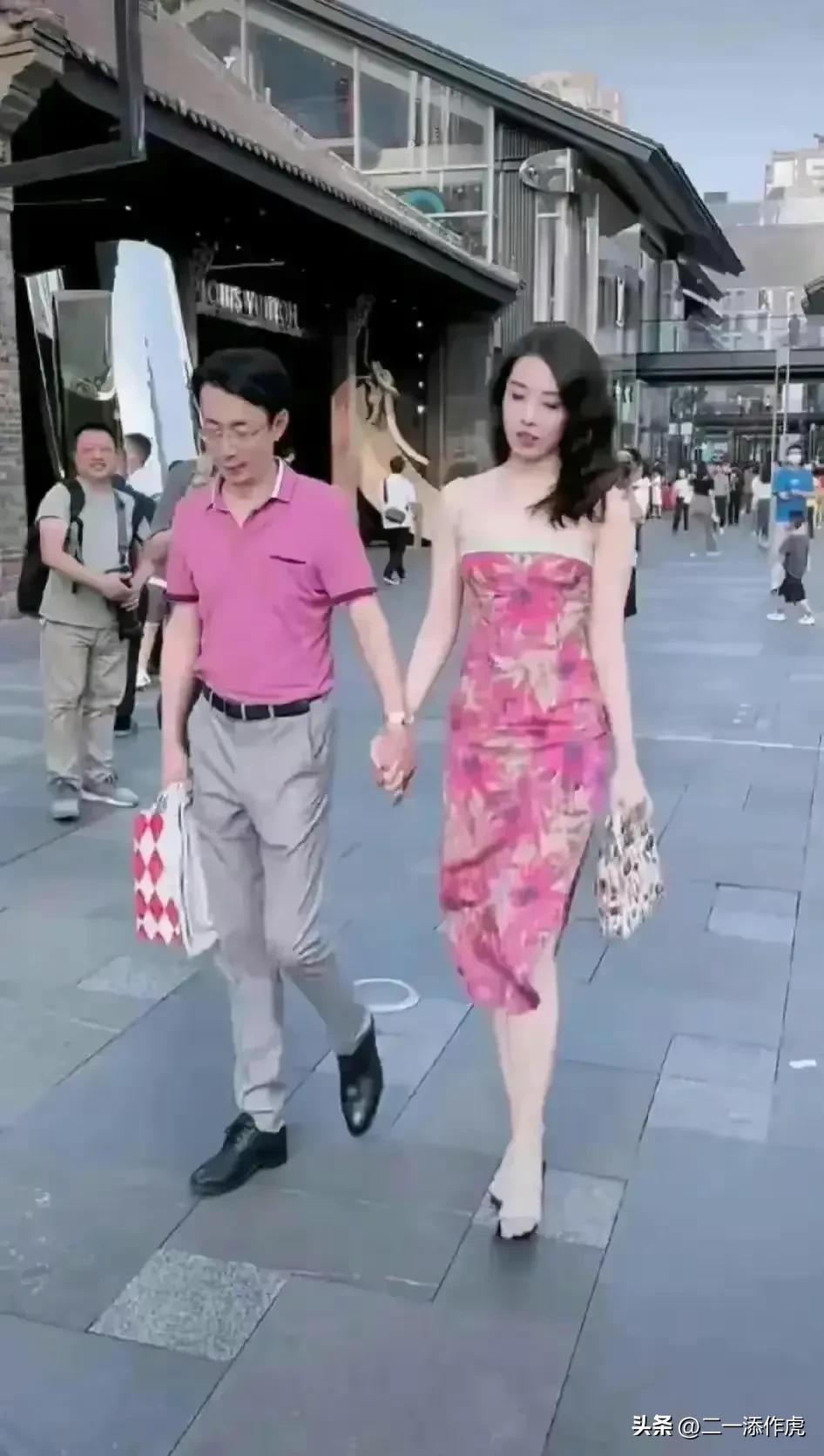 中石油胡某与情人成都街头牵手被拍，女主董某大量性感照片流出