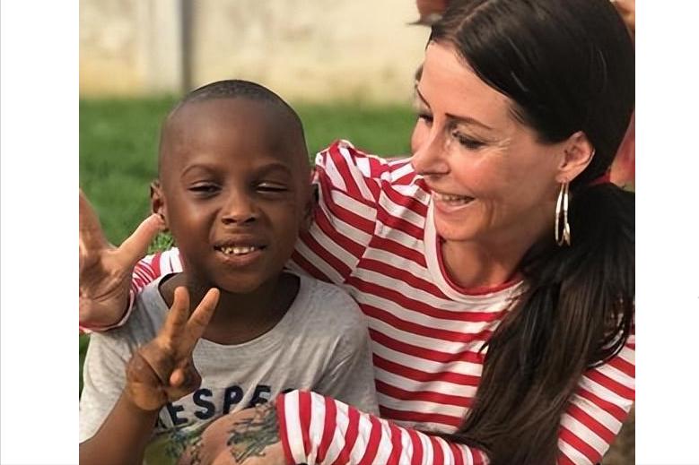 6年前,2岁非洲讨水男孩被好心人收养后,现在过得怎样?