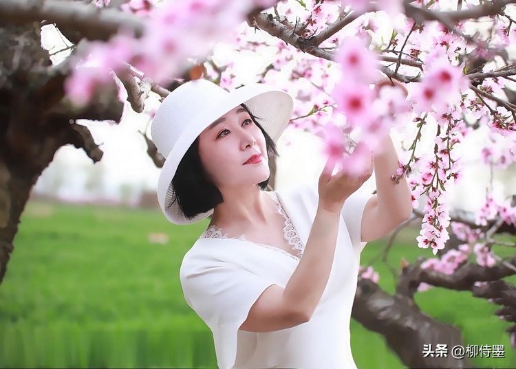 女士拍照的姿势和技巧,各种年龄段最爱的拍照姿势