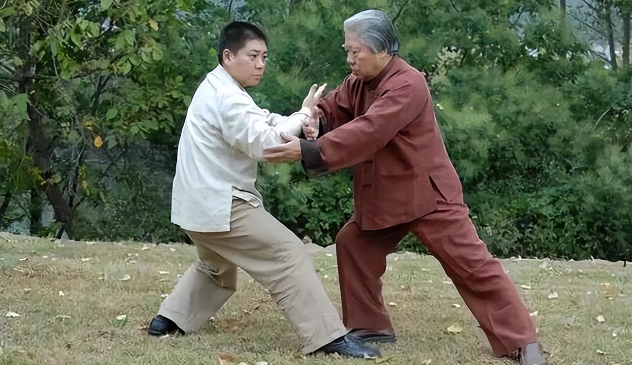 乡村人物传奇：三爷打了地主崽子后便加入八路军，成为抗日英雄！