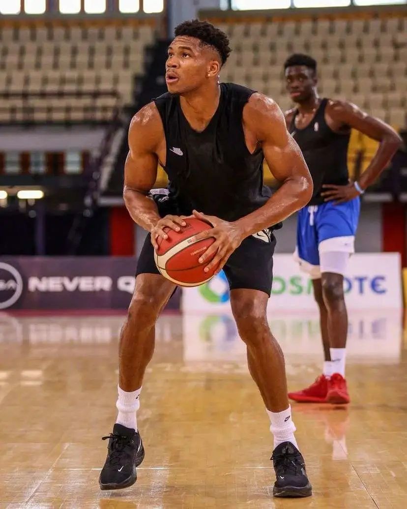 字母哥鞋子和东契奇鞋子 (东契奇上赛季绝杀快船所穿的鞋)