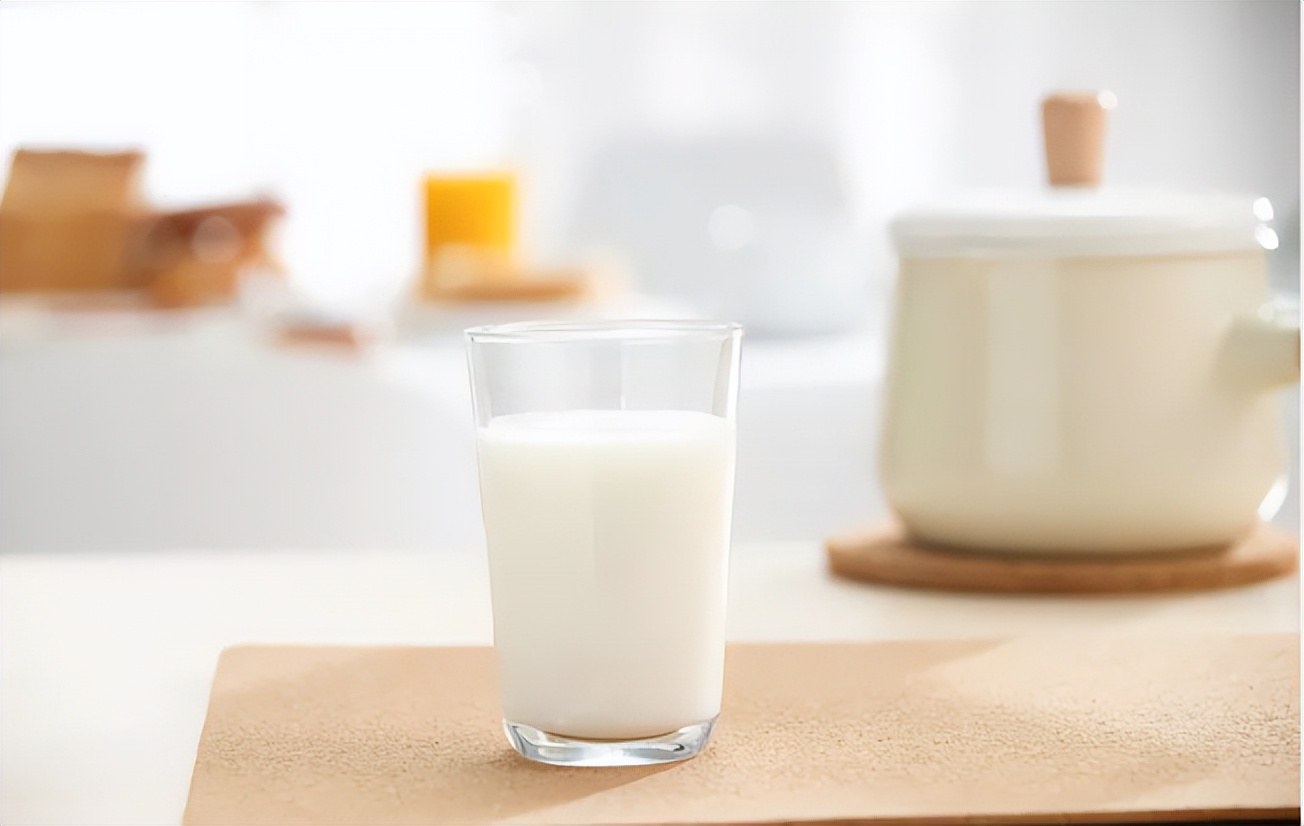 睡前喝牛奶弊端是什么,喝牛奶加鸡蛋等于服毒吗