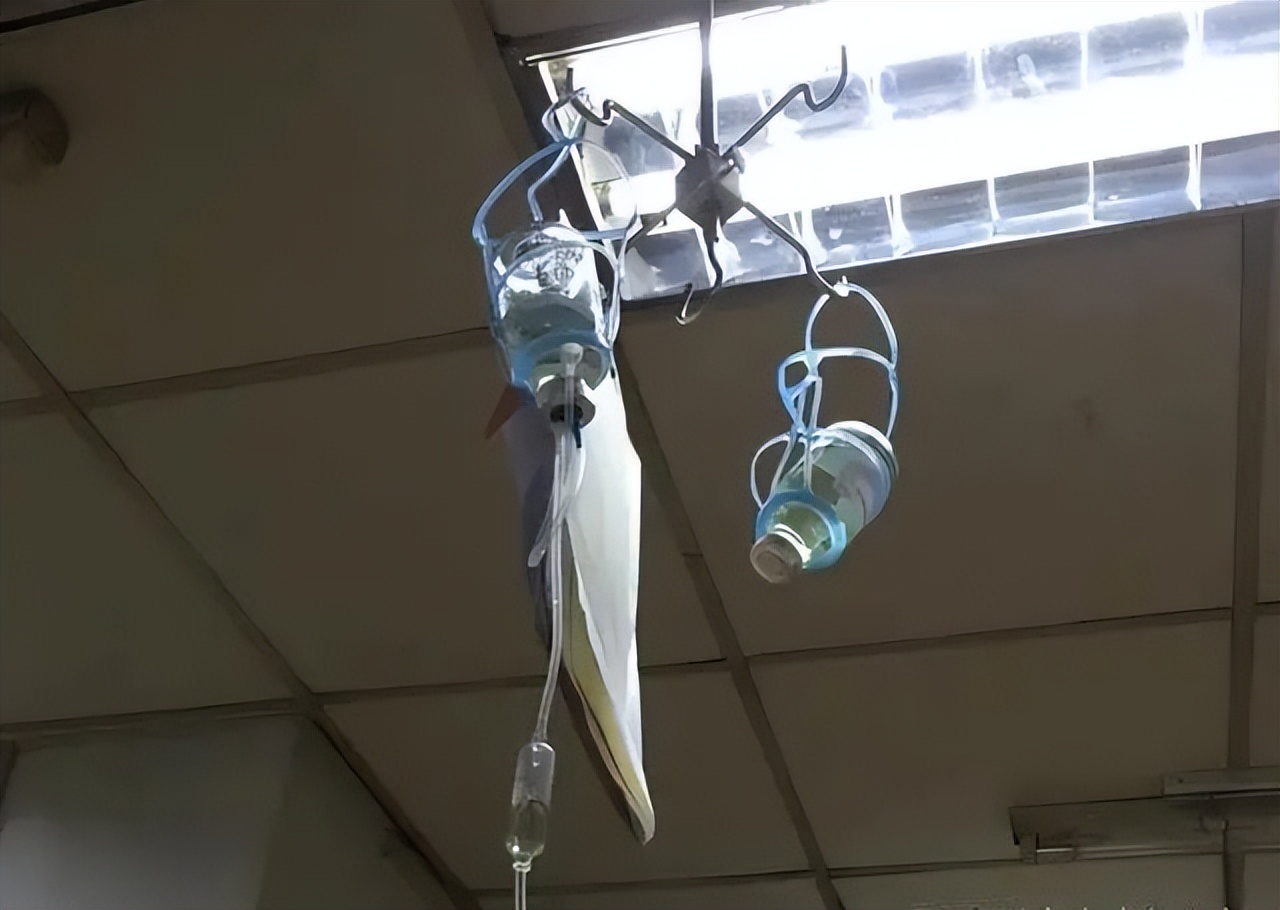 贵州一家三口到海南旅游，6岁儿子下海游泳后高烧不退病危，医生：整个大脑像豆腐渣