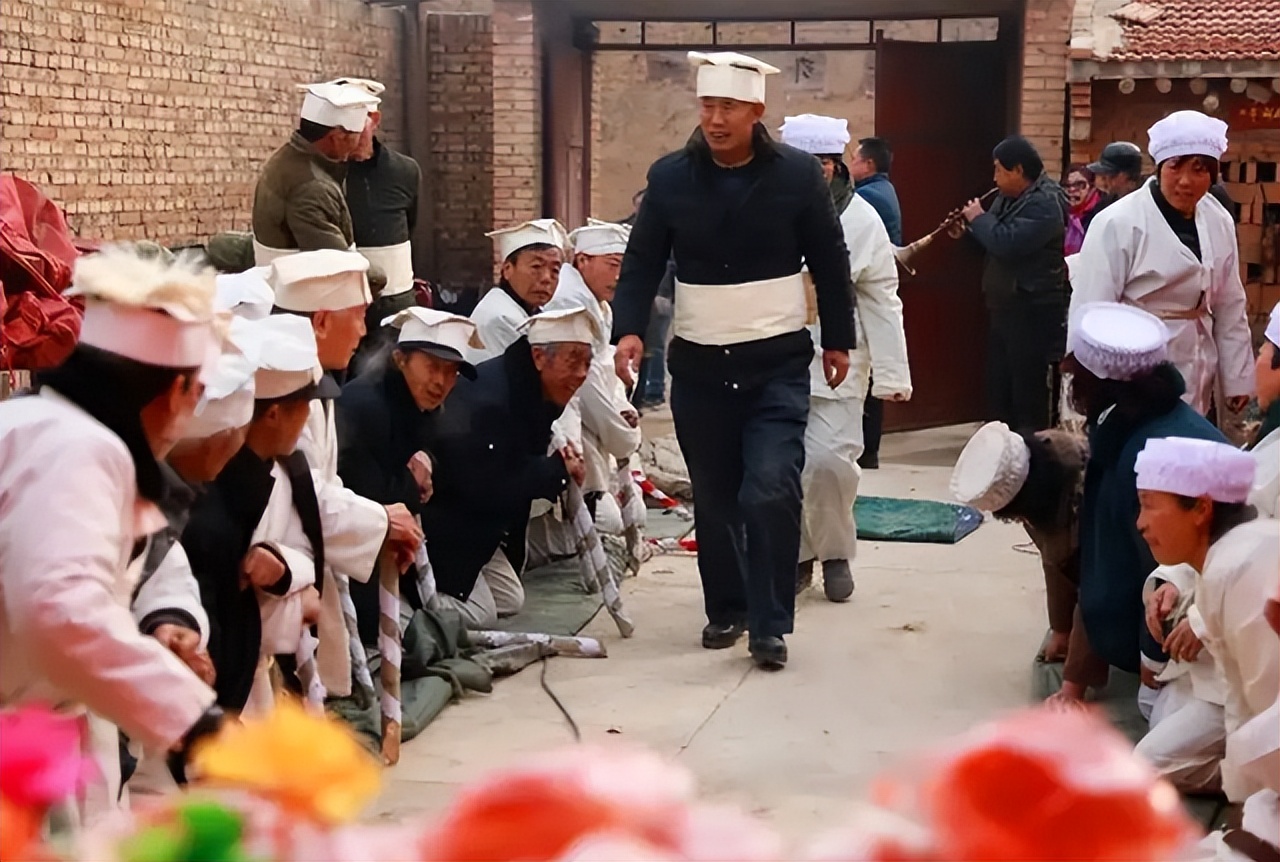 农村丧葬迎新改革，那以前的坟墓该咋办？知情人：3种方式处理