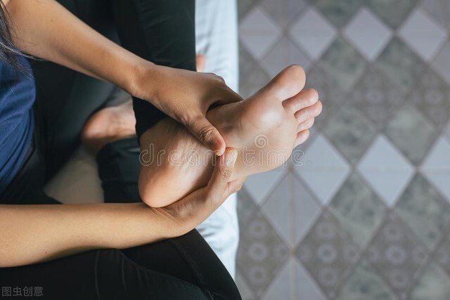 脚底板爱出茧子,脚底板爱脱皮