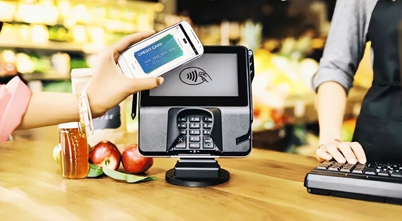 美国小伙在中国生活8年，回国后绝望吐槽，连夜买机票回中国