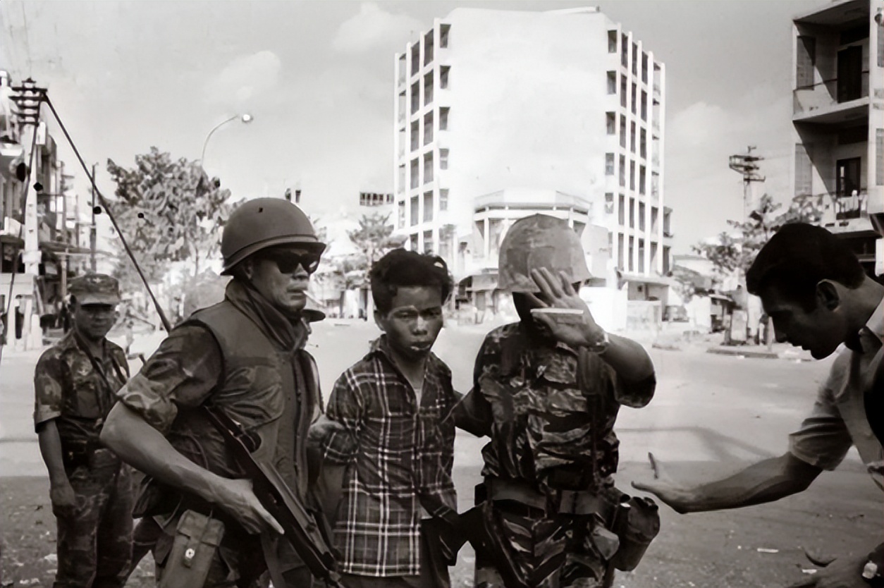 越南战争，落入美军手中的越南女兵，竟被用动物进行刑讯逼供？