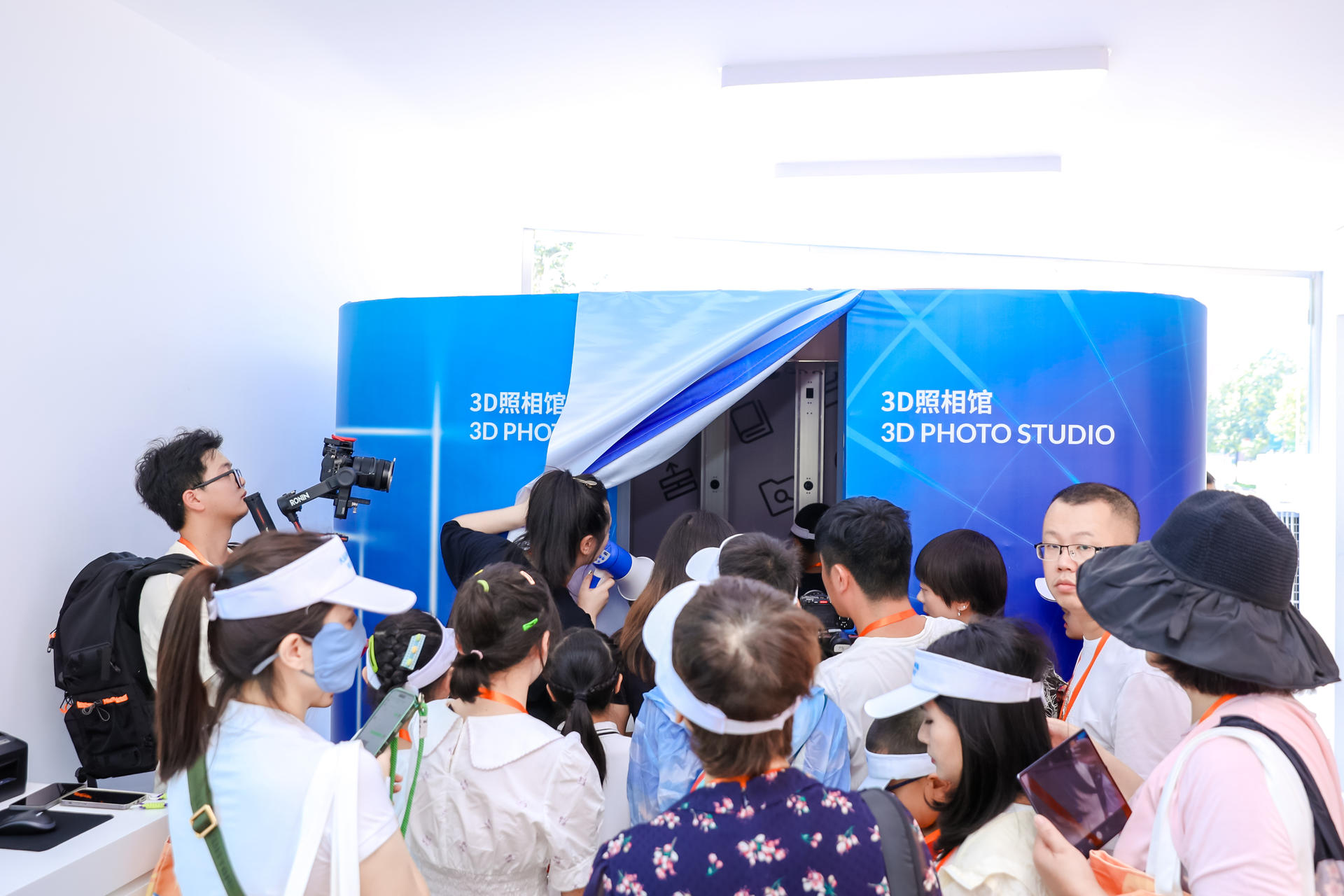 大运惠民市民体验官走进大运村点赞“心”科技